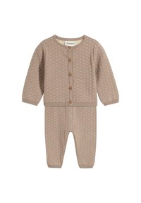 Set di cardigan e pantaloni per neonati in morbido knit beige, con piccoli cuori bianchi e bottoni marroni lungo la parte frontale del cardigan.