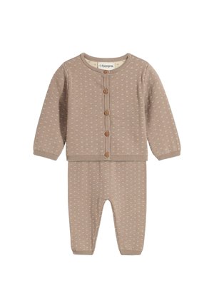 Weiches beiges Baby-Strickjäckchen und Hosen-Set mit kleinen weißen Herzmustern und braunen Knöpfen auf der Vorderseite des Jäckchens.