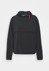 Sweat à capuche Nike noir à enfiler avec manches longues, col montant avec un logo swoosh bleu clair et un cordon de serrage orange.