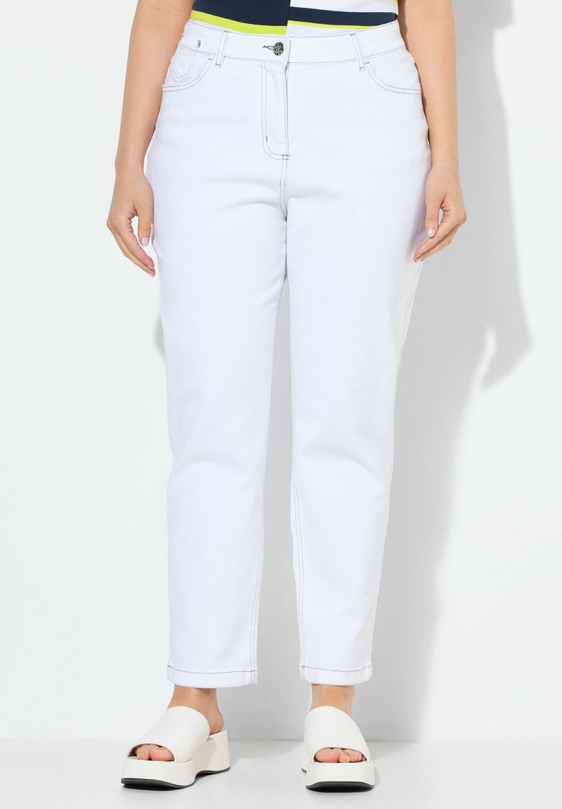 Vaqueros de denim blanco con un diseño de pierna recta, que cuentan con dos bolsillos frontales y un cierre de botón. Textura suave con detalles de costura visibles.