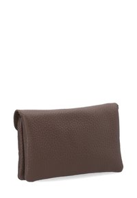 Brązowy skórzany portfel o teksturowanej powierzchni, prostokątnym kształcie i zaokrąglonych krawędziach. Prosty design, bez widocznych metalowych elementów czy ozdób.