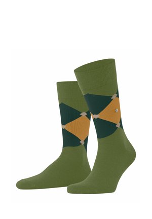 Par de calcetines verdes con patrón romboidal argyle en tonos verde oscuro, mostaza y beige, mostrados uno al lado del otro.