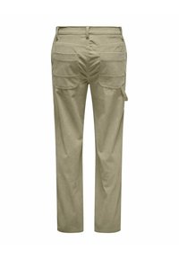 Khaki kordfløjspants med lige snit, to store baglommer og én sidelomme, der har synlig ribbet tekstur.