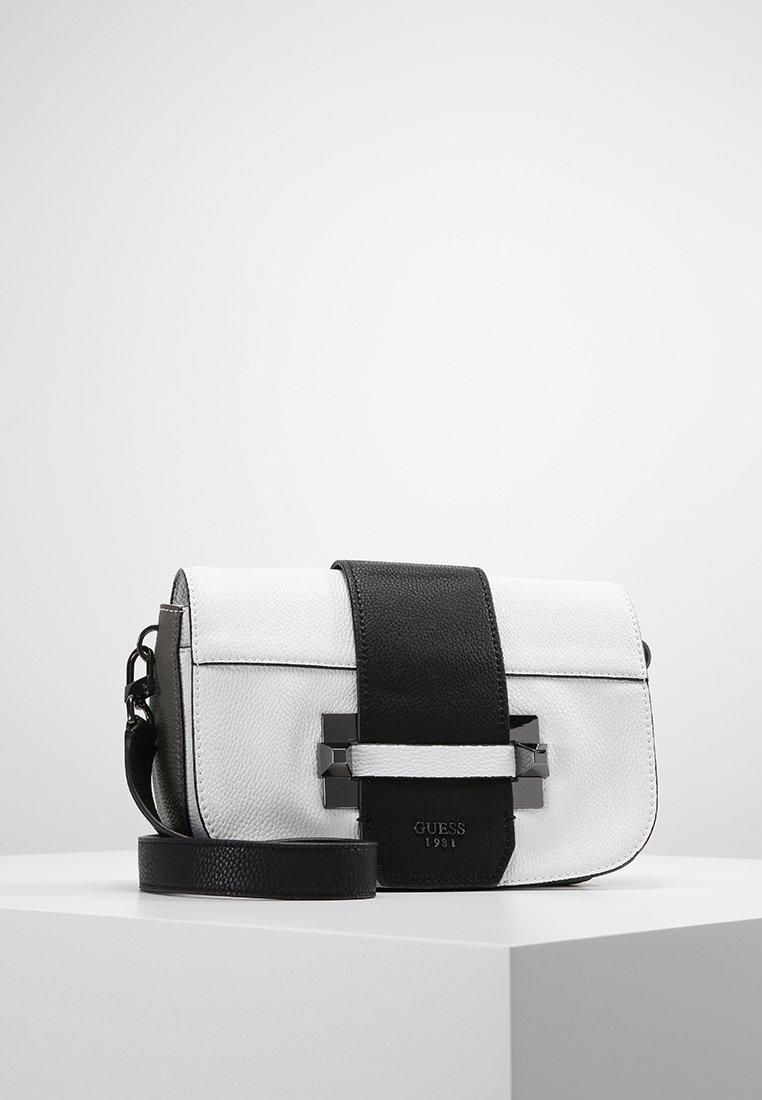 Bolso cruzado de cuero blanco y negro con acabado texturizado, forma rectangular, una correa central y acentos metálicos. Logo grabado en la parte delantera.
