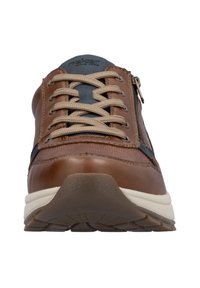 Bruine leren sneaker met tan veters, blauwe accenten en een zijrits. Heeft een gestructureerde bovenkant en een crèmekleurige, gestreepte zool.