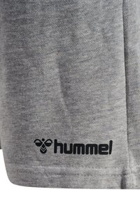 Gråne Baumwollshorts mit glatter Textur, Saumdetails und einem schwarzen „hummel“-Logo mit einem Bienenicon am unteren Bein.
