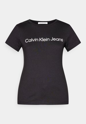 Czarna bawełniana koszulka z okrągłym dekoltem i krótkimi rękawami, z logotypem "Calvin Klein Jeans" wyświetlonym na białym tle na klatce piersiowej.
