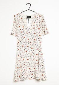 Valkoinen kukkamekko lyhyillä hihoilla, jossa on V-pääntie ja kerättynä vyötärö. Pieniä monivärisiä kukkia punaisena, sinisenä ja purppurana.