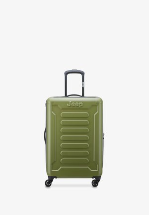 Valigia rigida di colore verde oliva con texture rigata, ruote nere e manico retrattile. Presenta il nome del marchio "Jeep" sul frontale.