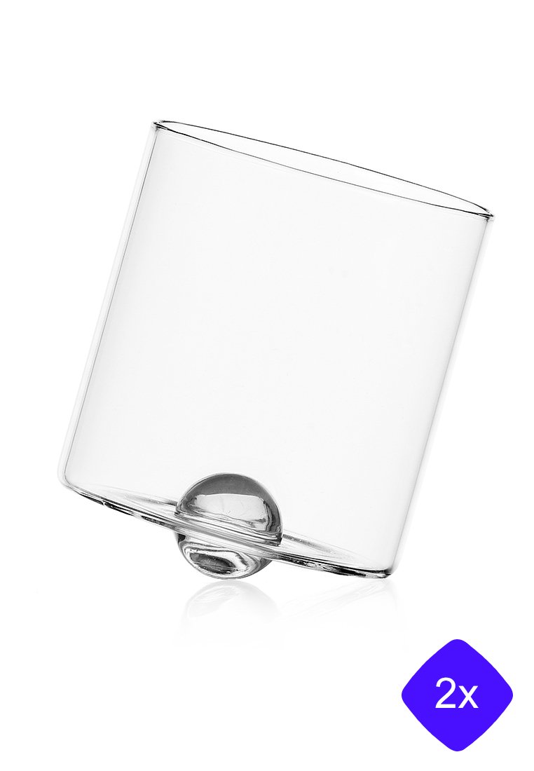 Przezroczysty szklany kubek o lekko pochylonym kształcie. Posiada okrągłą podstawę i gładką, błyszczącą powierzchnię. Udekorowany bąbelkiem blisko podstawy.