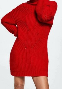 Robe pull en tricot rouge avec un col haut, un motif en relief texturé et une silhouette ajustée avec un ourlet juste au-dessus de la mi-cuisse.