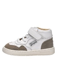 Weiße Leder-Sneaker mit grauen Wildlederelementen, Gummisohle, Schnür- und Klettverschluss, mit einem Logo an der Seite und perforierten Details an der Zehenpartie.