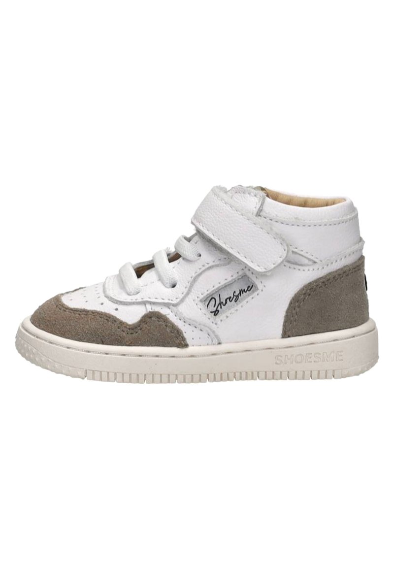 Weiße Leder-Sneaker mit grauen Wildlederelementen, Gummisohle, Schnür- und Klettverschluss, mit einem Logo an der Seite und perforierten Details an der Zehenpartie.