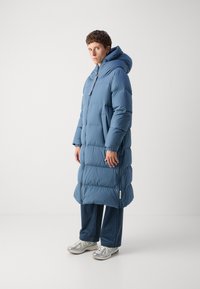 Marc O'Polo PUFFER COAT WITH HOOD SIDE SLITS WITH ZIPPER WELT POCKETS BACKPACK BELTS - Dūnu mētelis - hazy blue