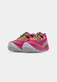 Zapatillas para correr por senderos de malla rosa vibrante con acentos reflectantes, superposiciones grises y suelas de goma blanca resistente con patrones texturizados.