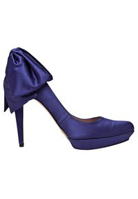 Satynowy but na wysokim obcasie w głębokim fioletowym kolorze, z okrągłym noskiem i dużą kokardą z tyłu. Posiada platformę i smukły obcas typu szpilka.