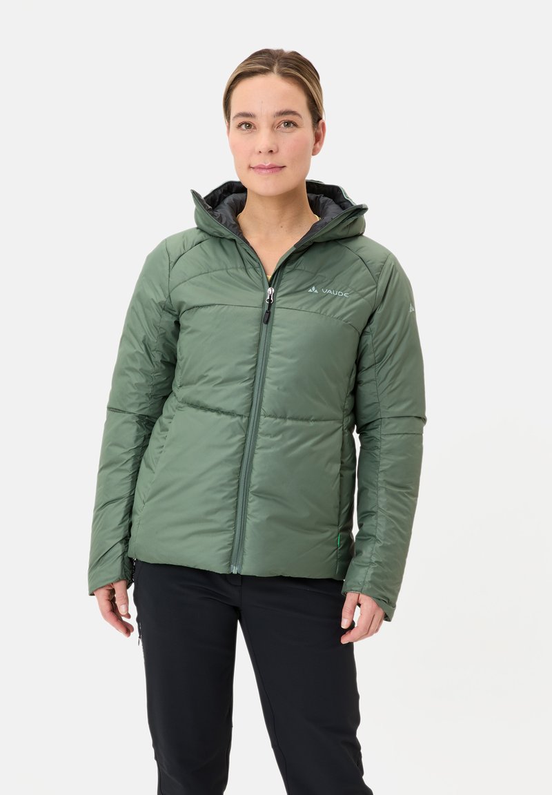 Giacca isolata verde con cappuccio, design trapuntato, chiusura con zip e logo sul lato sinistro del petto. Presenta maniche lunghe e una vestibilità casual.