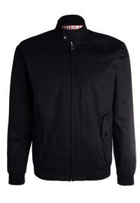 Giacca nera con zip e colletto rialzato, due tasche laterali e polsini a coste. L'interno presenta un motivo a scacchi in rosso e bianco.