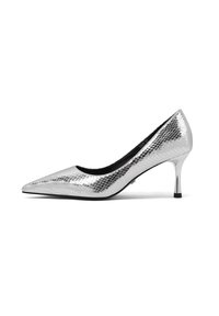 Pump argento con punta a punta, caratterizzato da un motivo a pelle di serpente testurizzato, interno nero e tacco metallico sottile.