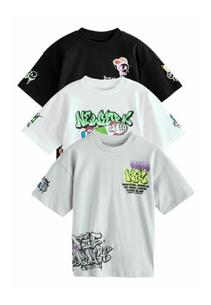 Trzy graficzne t-shirty w kolorze czarnym, białym i szarym. Wykonane z bawełny, każdy z nich ma unikalne kolorowe wzory i graffiti na przodzie i rękawach.