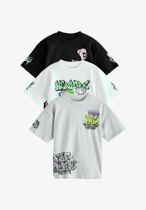 Kolm graafilist t-särki mustas, valges ja hallis. Valmistatud puuvillast, igal on ees ja varrukatel ainulaadsed värvikad disainid ja graffiti mustrid.