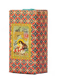 Een gestructureerde zeepdoos met een rood en blauw geometrisch ontwerp, voorzien van een geel en groen etiket met de tekst "Claus Porto Ondina."