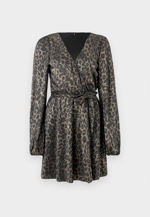 Langsleeve, V-hals korte jurk met zwart en bruin luipaardenpatroon en een bijpassende tailleband op een witte achtergrond.