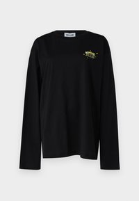 Črni dolg rokav T-shirt iz bombaža, z zlatim napisom "Moschino Jeans" in zvezdnimi akcenti na sprednjem levem delu prsnega koša.