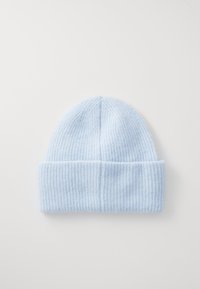 Hele sinise soonikuga beanie, millel on volditud serv, valmistatud pehmest materjalist, vertikaalsete joontega ja mugava istuvusega.
