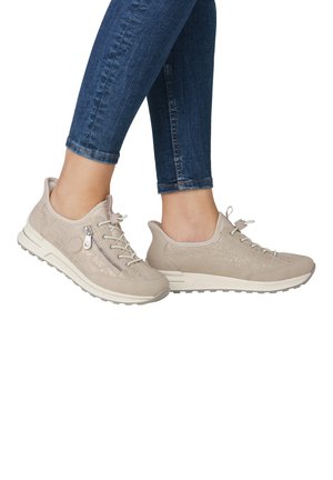 Calzature beige con una tomaia testurizzata, dotate di zip laterale, lacci e una suola bianca a contrasto, mostrati con pantaloni in denim alla caviglia.