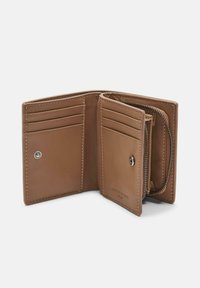 Portafoglio in pelle marrone aperto che mostra sei scomparti per carte, una tasca per monete con bottone a pressione e un compartimento con zip per monete o piccoli oggetti.