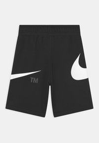 Czarne szorty sportowe wykonane z gładkiego materiału, z dużym białym logo Nike na prawej nodze oraz mniejszym logiem z oznaczeniem "TM" na lewej nodze.