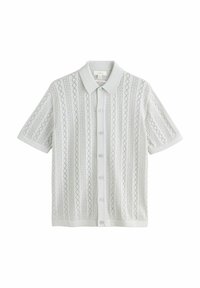Camisa de manga corta de color gris claro con un patrón texturizado de diamantes y rayas, con botones en la parte delantera y un cuello suave.
