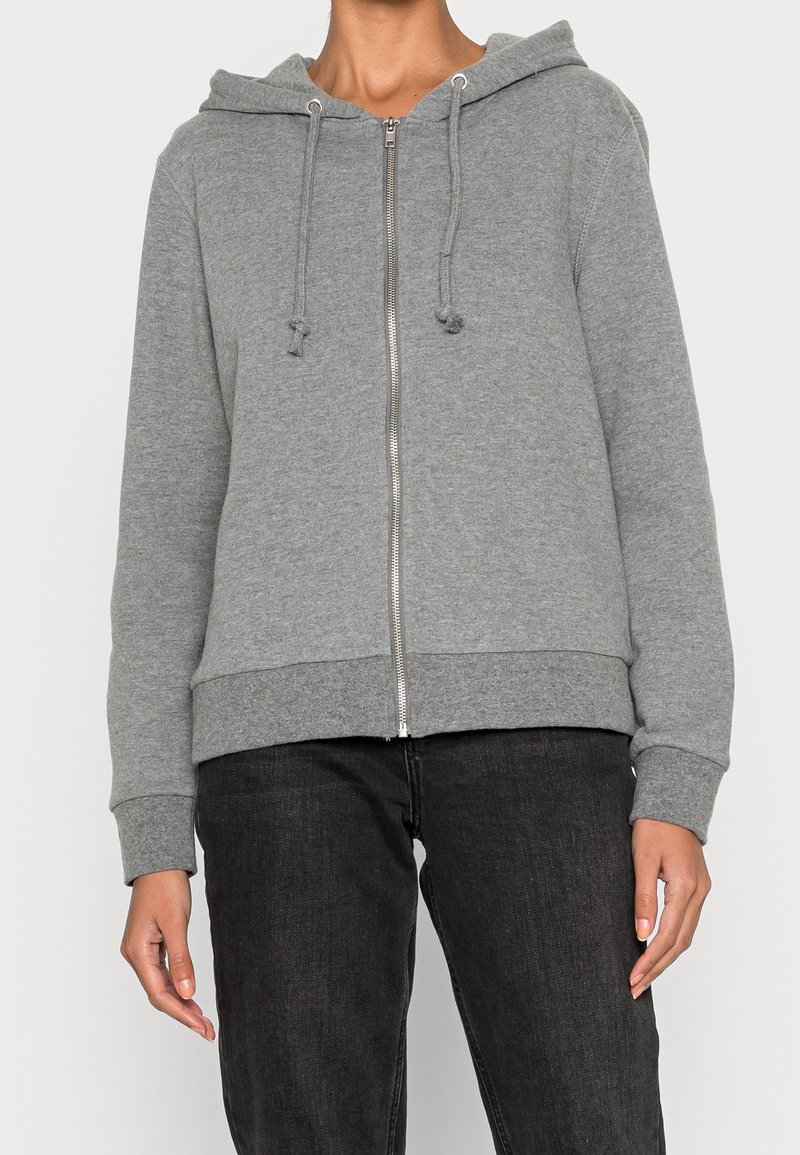 Grijze hoodie met rits gemaakt van zachte fleece, voorzien van een ritssluiting aan de voorkant, verstelbare capuchon met trekkoord en geribbelde boorden bij de polsen en zoom.