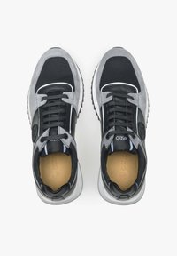 Zwarte en grijze sport schoenen van mesh en suède materialen. Bevat een gestructureerde zool, veters en een logo aan de zijkant.