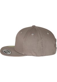 Căciulă gri cu o coroană structurată, vizieră plată și cusături contrastante. Dispune de ochiuri brodate pentru ventilație. Închidere tip snapback la spate.