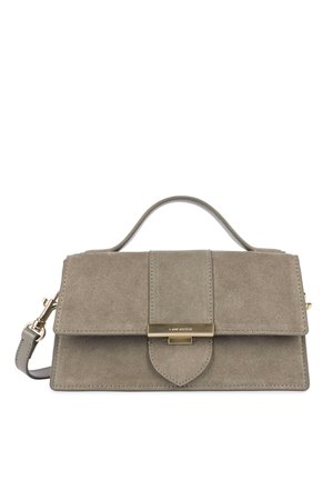 Sac à main rectangulaire en daim taupe avec poignée supérieure, fermoir doré et bandoulière amovible, stylé avec des lignes épurées et structurées.