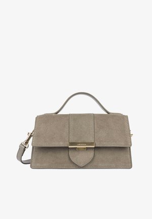 Sac à main rectangulaire en daim taupe avec poignée supérieure, fermoir doré et bandoulière amovible, stylé avec des lignes épurées et structurées.