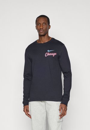 Long-sleeve navy shirt made of cotton with a crew neckline. Features a Nike logo and "Chicago" in red cursive on the left chest.