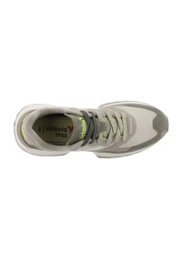 Sneaker grigio chiaro con accenti grigio scuro, tomaia testurizzata, suola bianca spessa e lacci giallo fluo; il logo riporta "Victoria 1985."