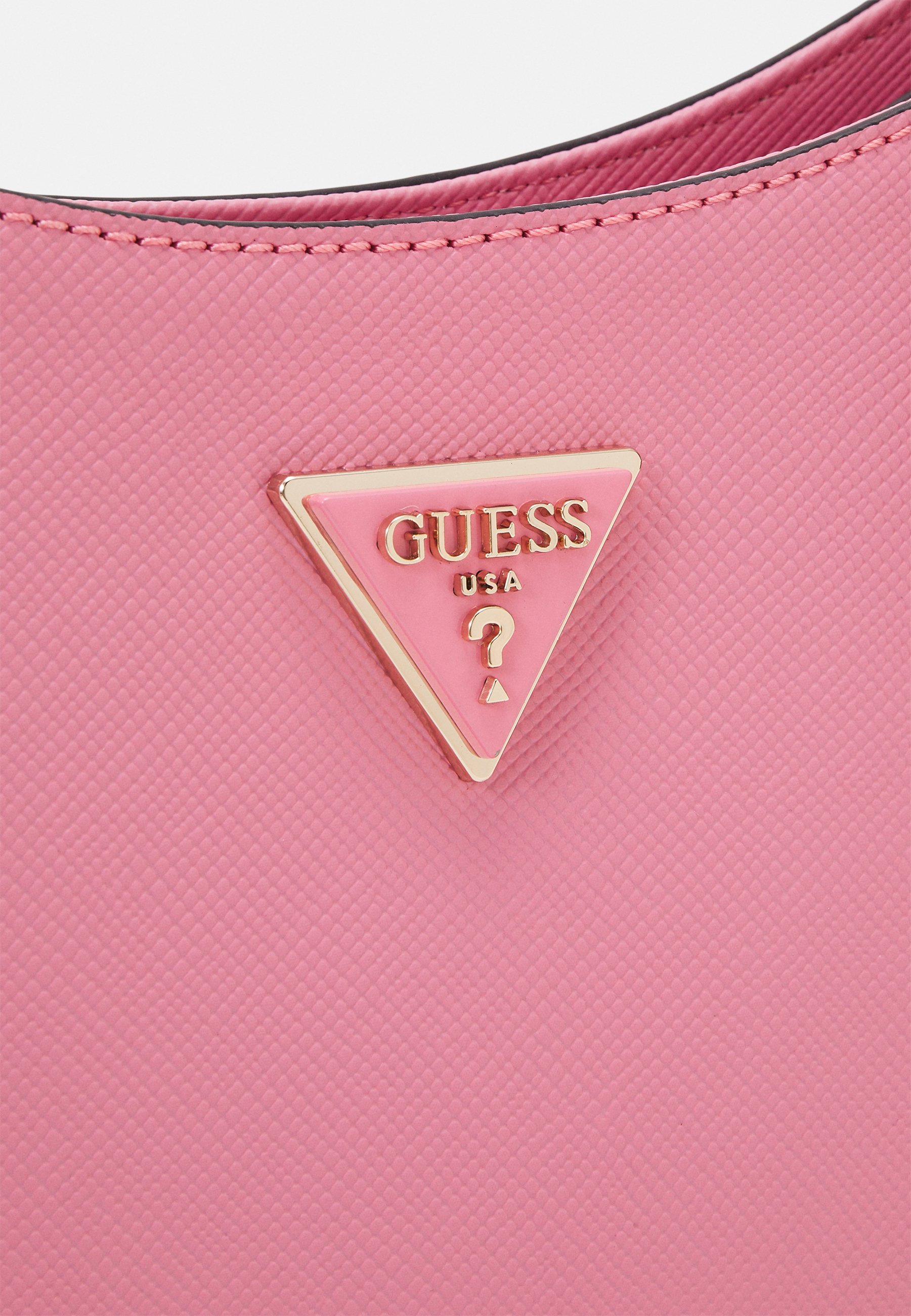 【ピンク(MAG)】GUESS ハンドバッグ (W)NOELLE Top Zip Shoulder Bag ゲス GUESS NOELLE Top Zip Shoulder Bag （WAT） ハンドバッグ