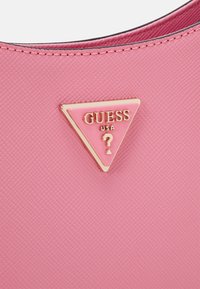 Guess NOELLE TOP ZIP SHOULDER BAG - Kézitáska - pink