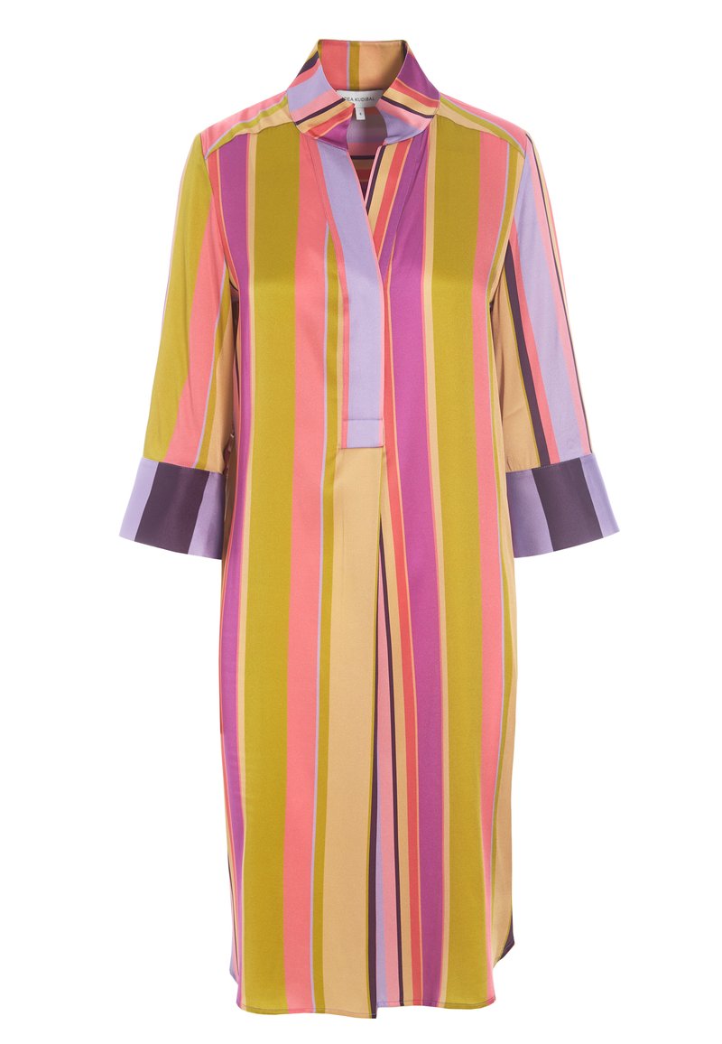 Gestreepte jurk van gladde stof met verticale patronen in roze, geel, paars en oranje, met een kraag en driekwart mouwen.