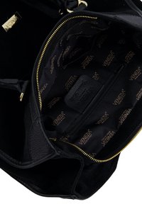 Czarna zamszowa torebka z złotym zamkiem błyskawicznym, z satynową podszewką ozdobioną powtarzającym się wzorem logo oraz wewnętrzną kieszenią na zamek.
