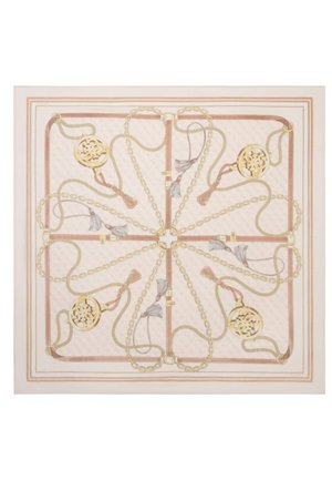 Foulard carré avec des chaînes dorées symétriques, des pampilles et des médaillons circulaires sur un fond rose doux et beige.