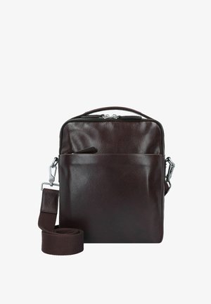 Borsa a tracolla in pelle marrone con zip superiore, tasca frontale e tracolla in tessuto rimovibile. Presenta una texture liscia e un design minimalista.