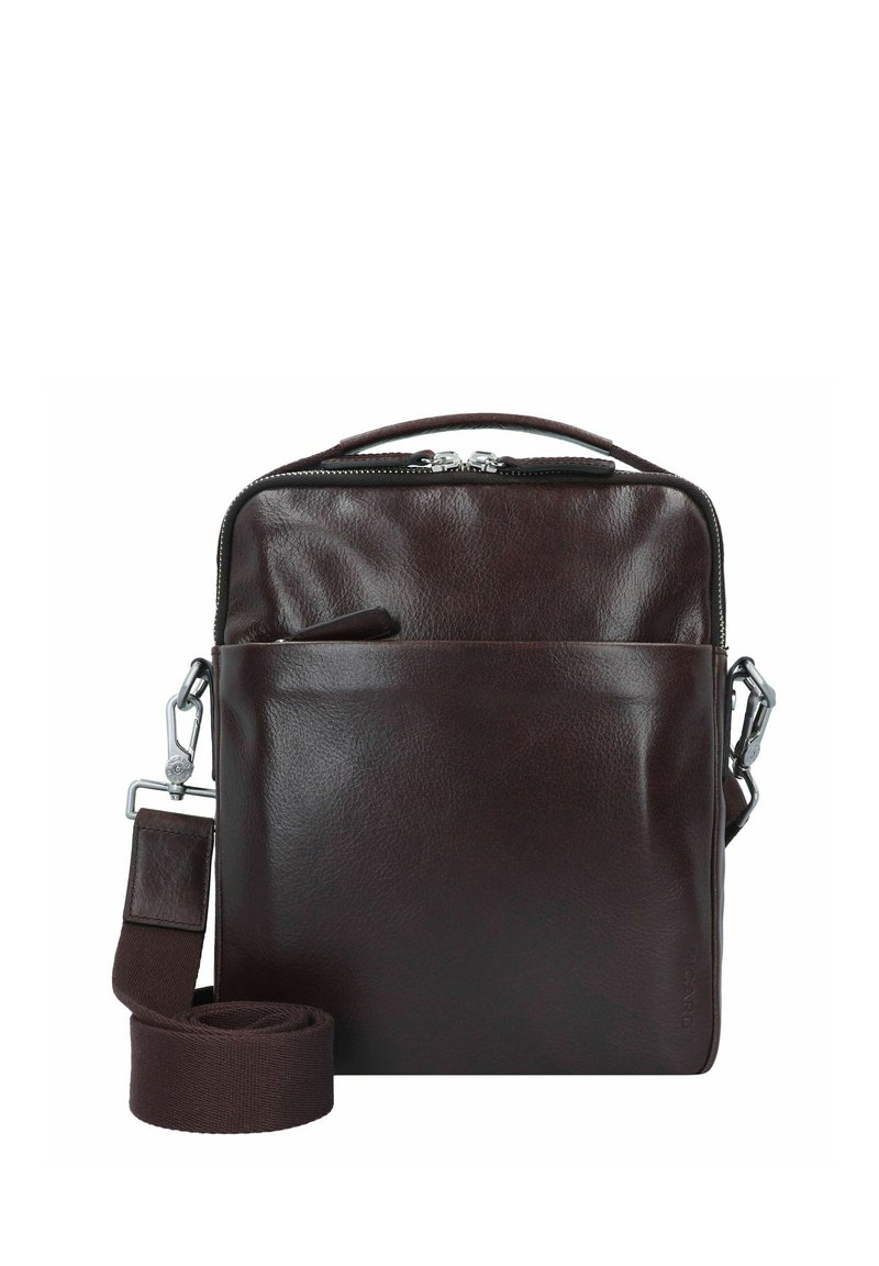 Borsa a tracolla in pelle marrone con zip superiore, tasca frontale e tracolla in tessuto rimovibile. Presenta una texture liscia e un design minimalista.