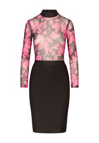 Langärmliges Kleid mit einem transparenten, blumenmusterhaften pinken Oberteil und einem einfarbigen schwarzen Bleistiftrock, der kontrastierende Texturen und Farben präsentiert.