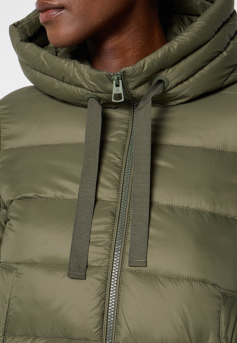 Olajzöld, párnázott kabát magas gallérral és kapucnival, cipzáros záródással és texturált húzózsinórokkal. Sima, fényes anyag.