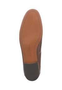 Suola di scarpa in pelle marrone con una finitura liscia, caratterizzata da un'area beige chiaro, cuciture decorative e un accento in gomma nera sul tacco.